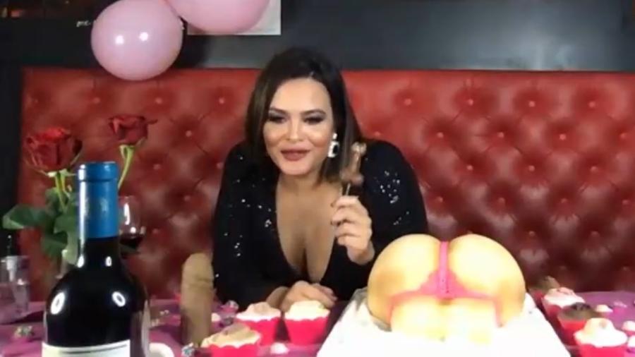 Geisy Arruda comemora aniversário com bolo de seu bumbum e guloseimas eróticas veja vídeo