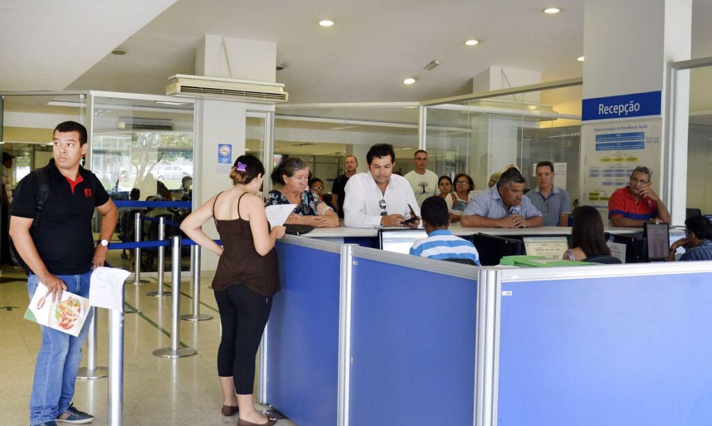 Governo adia para novembro contribuições de junho ao INSS