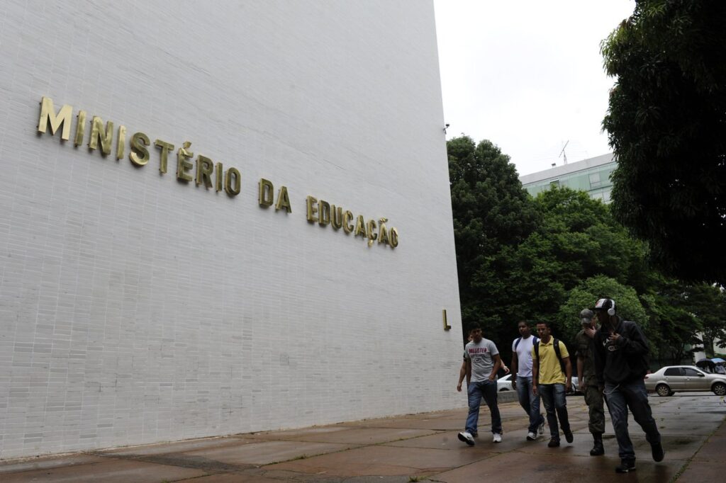 Governo quer perfil técnico no MEC saiba quem são os cotados