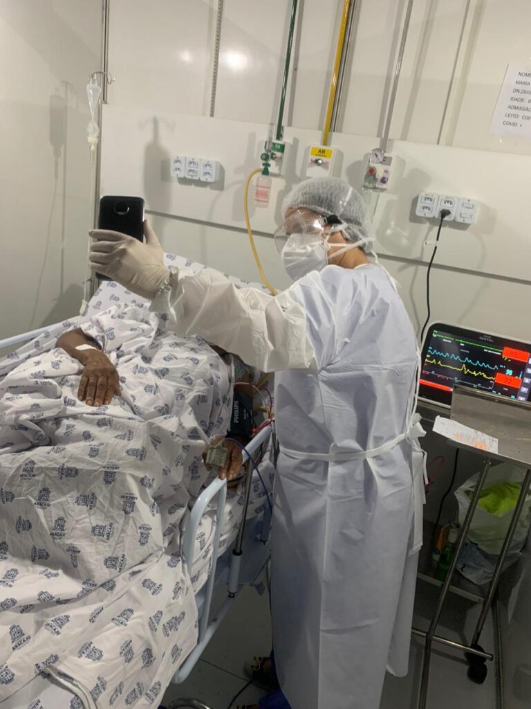 Hospital de Campanha realiza videochamadas entre pacientes e familiares em Aracaju