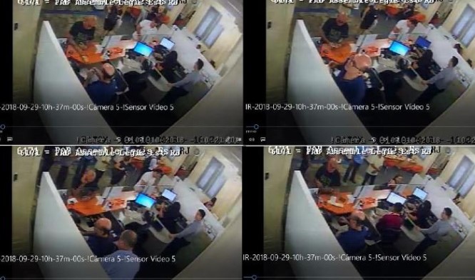 Imagens mostram Queiroz pagando contas de Flávio Bolsonaro em dinheiro vivo