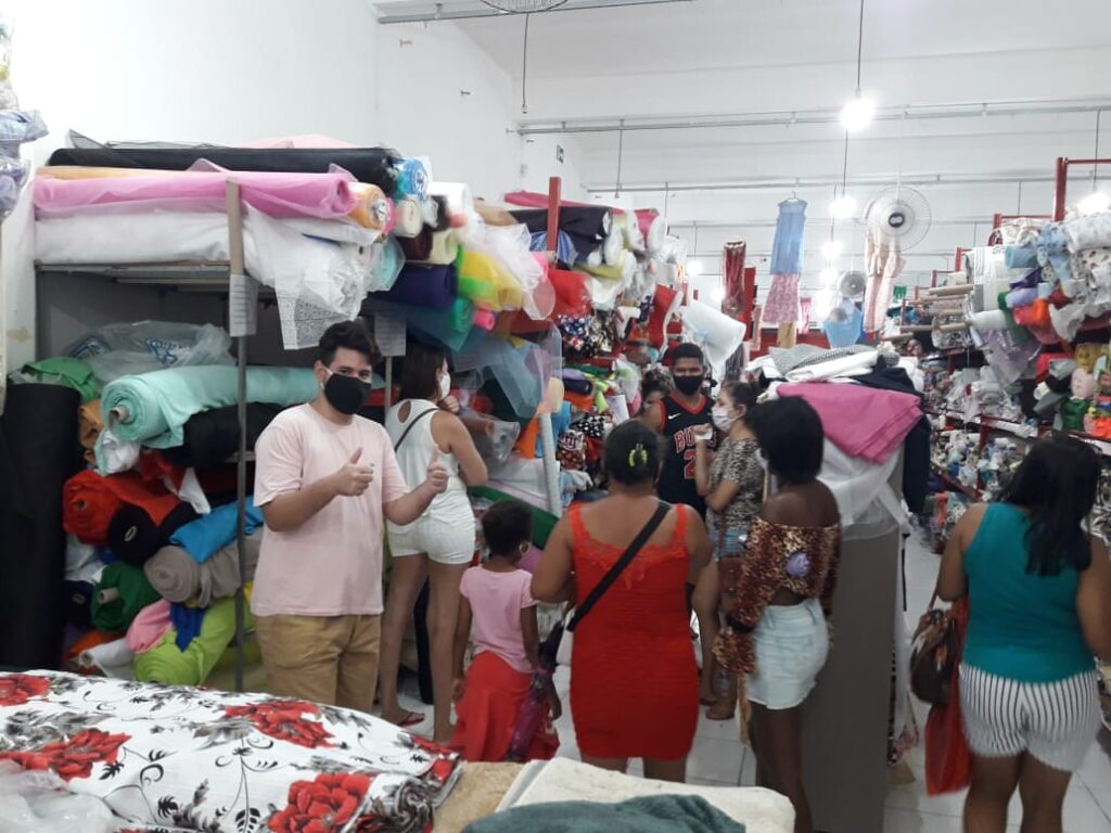 Loja de tecidos tenta esconder clientes durante fiscalização e é autuada em Aracaju