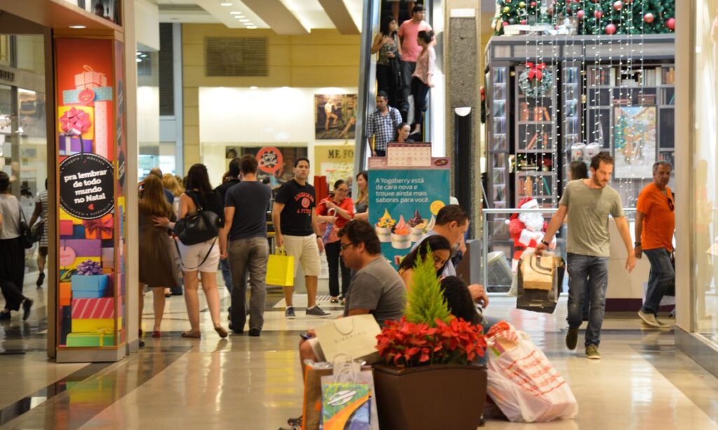 Lojas de shopping registram vendas de 25 no primeiro fim de semana após reabrir