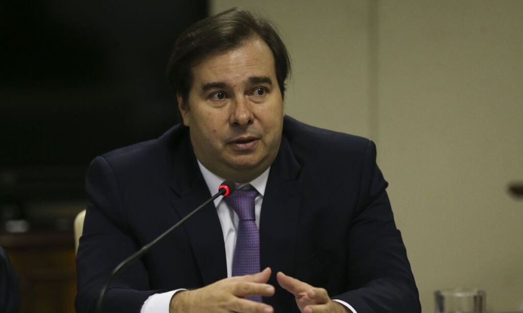 Maia pede que governo retome transparência dos dados sobre covid 19