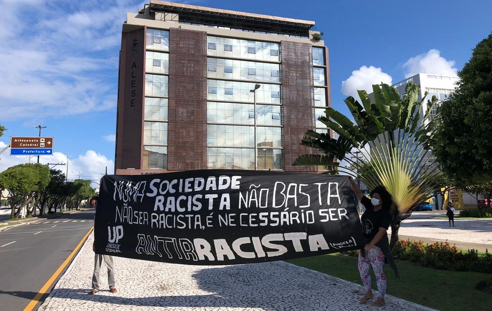 Manifestantes fazem ato contra Bolsonaro racismo e fascismo em Aracaju
