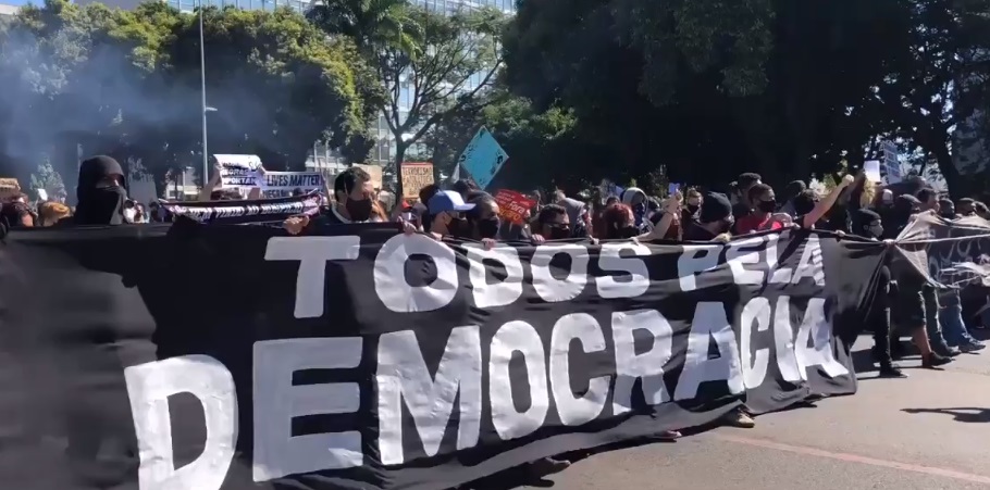 Manifestantes ocupam Esplanada dos Ministérios em ato contra Bolsonaro veja vídeo