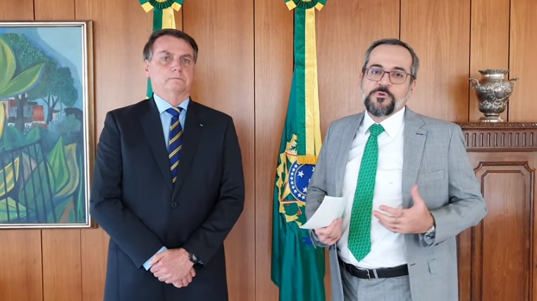 Ministro da Educação anuncia saída do cargo em vídeo com Bolsonaro