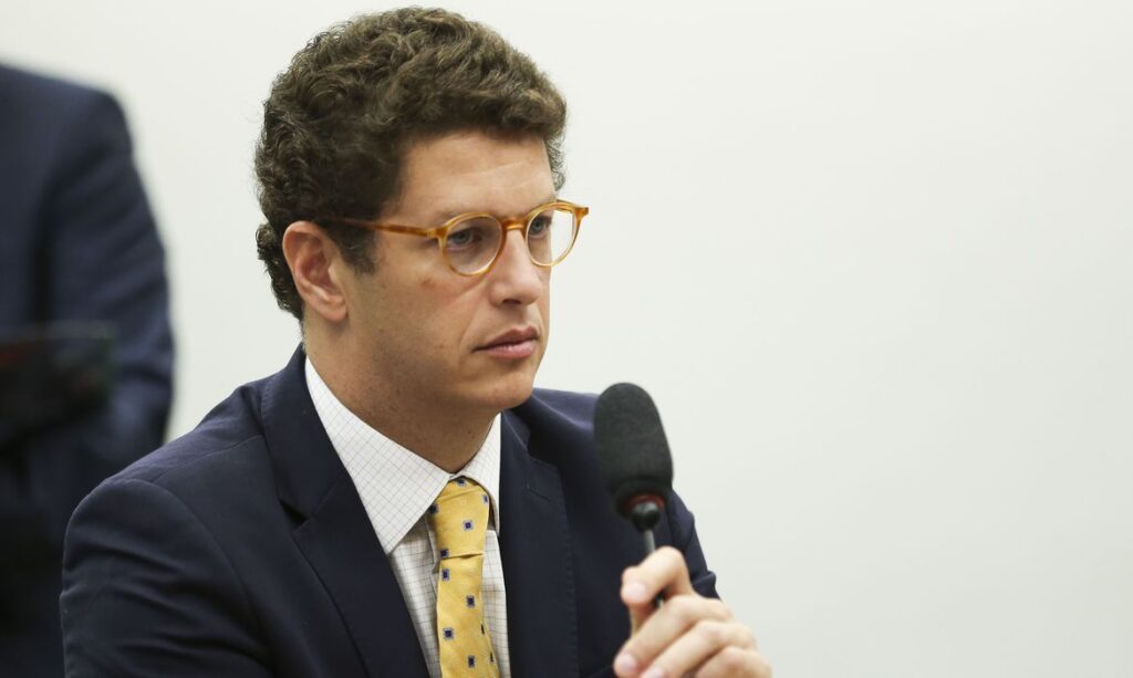 Ministro do Meio Ambiente e Ibama são alvos de ação judicial após denúncia de omissão de dados ambientais