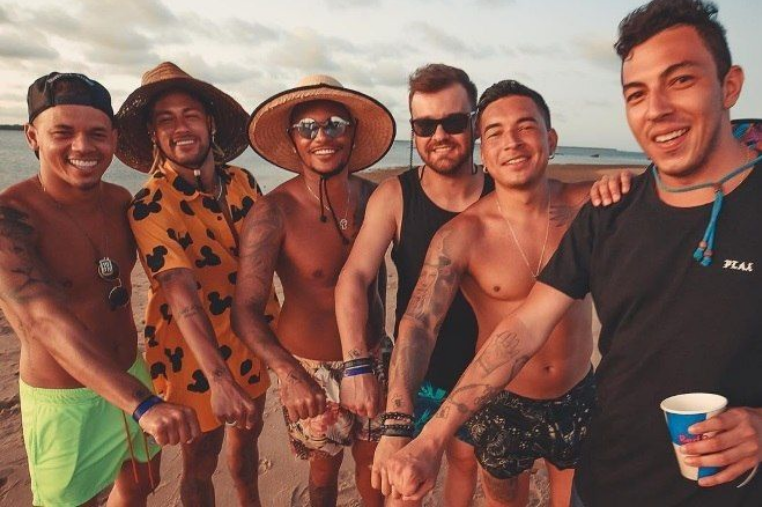 Movimento LGBTQIA pede prisão de Neymar e parças por comentário homofóbicos