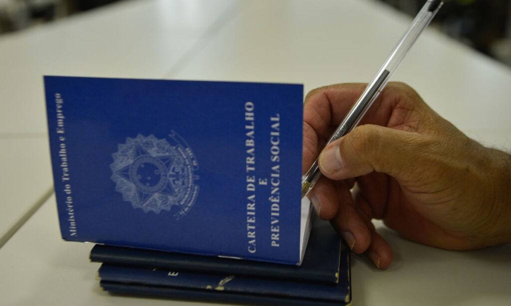Pandemia faz com que mais da metade da população em idade de trabalhar fique fora do mercado
