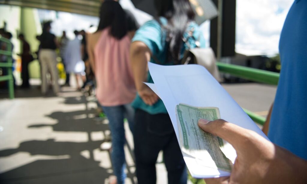 Para aprovar adiamento de eleições Maia negocia propaganda partidária e recursos para prefeitos