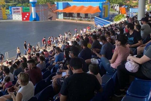 Parque Beto Carrero é criticado após imagens mostrarem aglomerações