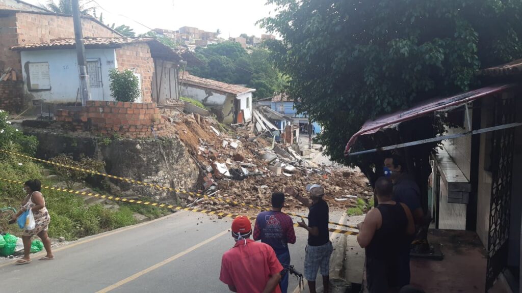 Pelo menos duas casas desabam parcialmente no Cidade Nova