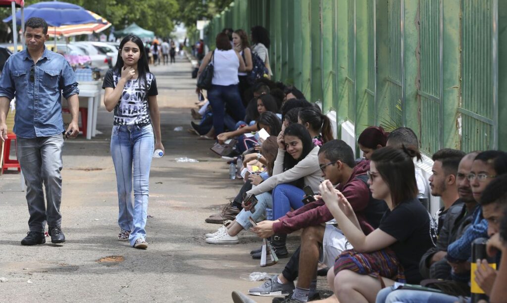 Pesquisa aponta que 28 dos jovens não voltarão às aulas após pandemia
