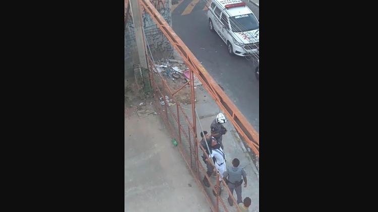 Policial aplica mata leão e deixa homem desacordado durante abordagem veja vídeo