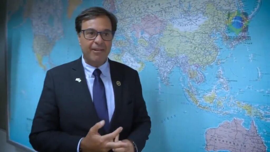 Presidente da Embratur se enrola com o inglês ao convidar turistas para o Brasil veja vídeo
