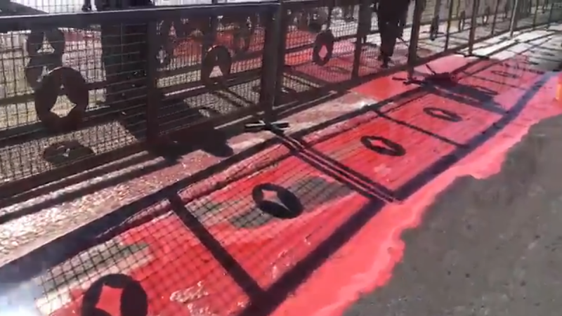 Protesto joga tinta vermelha na frente da rampa do Palácio do Planalto