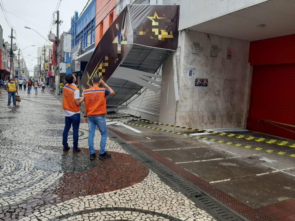 Ressaca e fortes ventos deixam população em alerta em Aracaju
