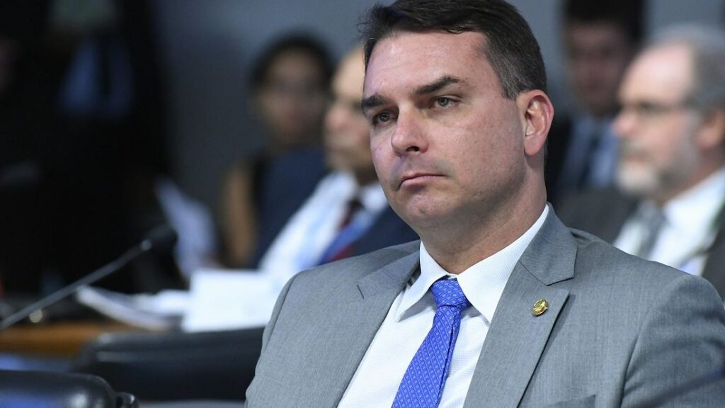 STF mandou para a primeira instância casos iguais ao de Flávio Bolsonaro