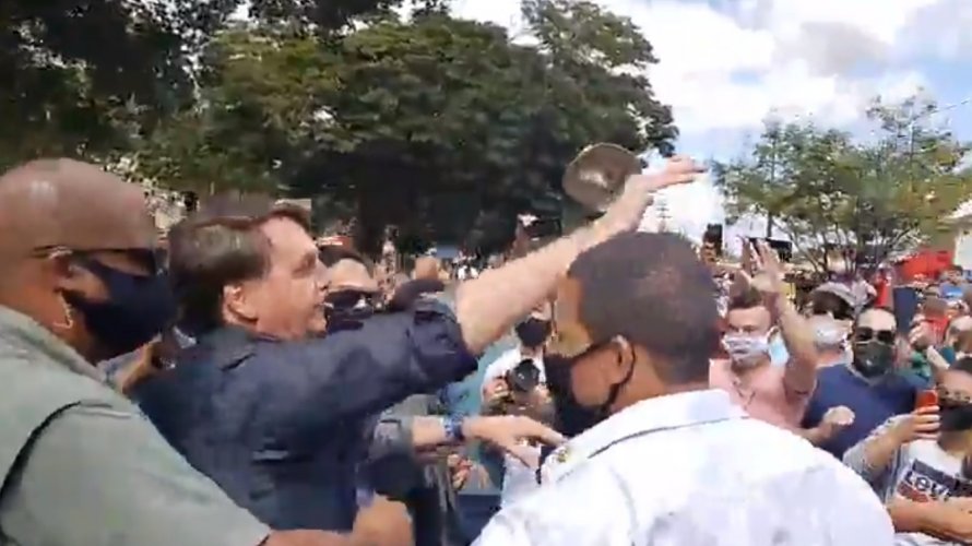 Sem máscara Bolsonaro causa aglomeração no interior de Minas Gerais