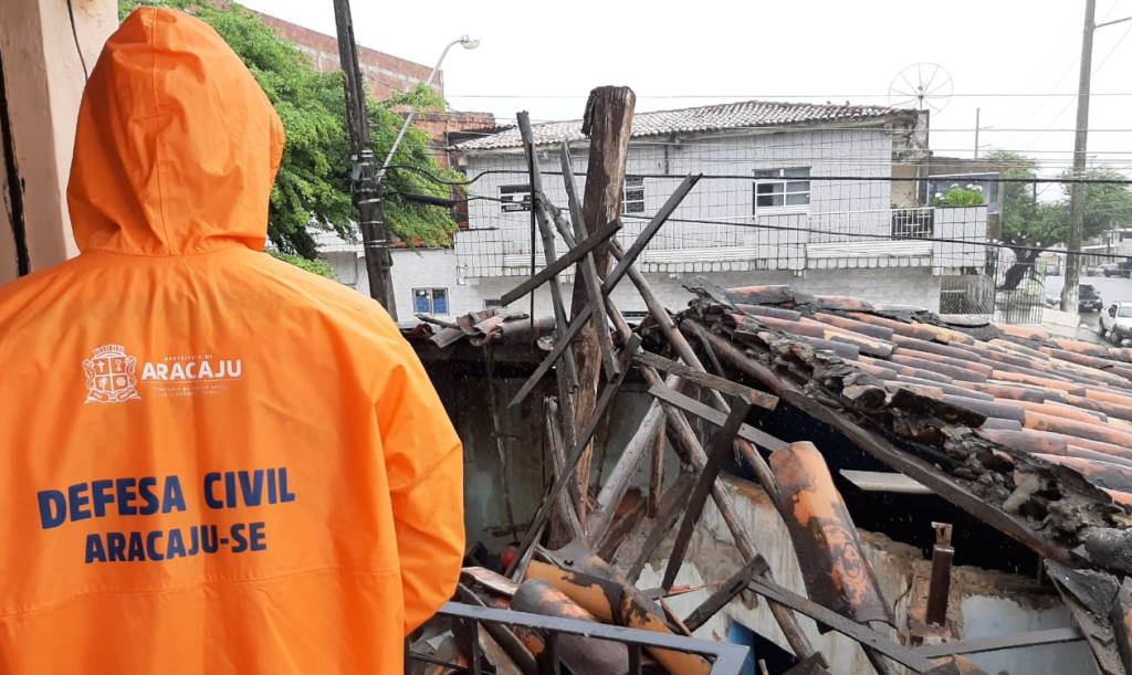 Telhado de casa desaba parcialmente no Siqueira Campos