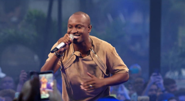 Thiaguinho sofre inflamação nas cordas vocais e adia live show