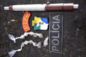 Trio é preso com arma de fabricação caseira e maconha dentro de micro ônibus em Neópolis