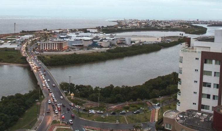 Ventos fortes e ondas de até 3 metros são previstos no litoral de Sergipe até segunda