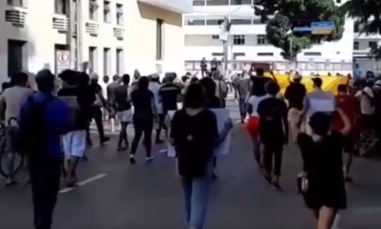 Vestidos de preto manifestantes pedem justiça no caso Miguel em Recife