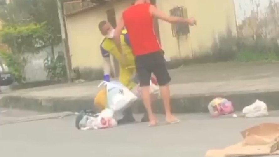 Vídeo Homem humilha gari enquanto trabalhador faz coleta do lixo na Bahia