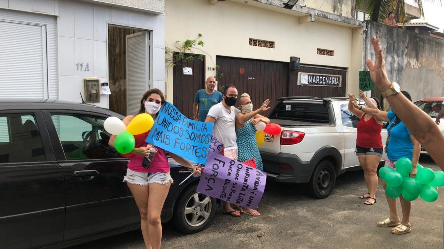 Vídeo Isolada durante pandemia mulher recebe homenagem da família após última sessão de quimioterapia