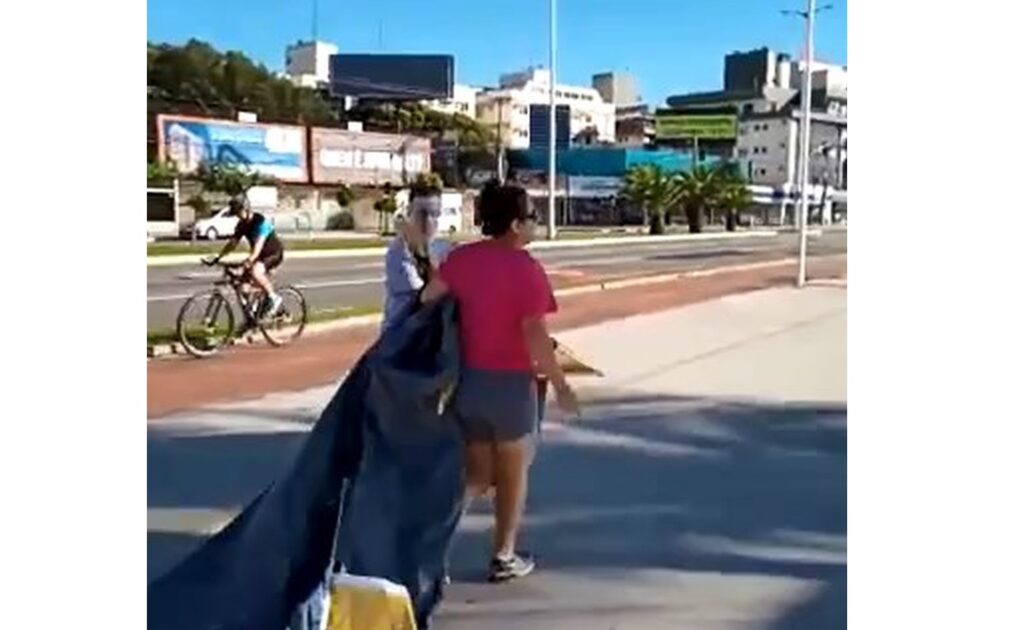 Vídeo mosta mulher arrancado faixas em homenagem às vítimas de covid 19 Respeite o presidente