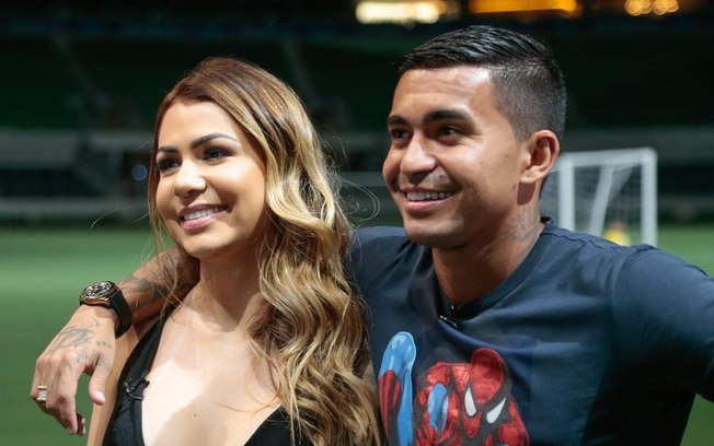 Vídeos mostram discussão e empurrão dentro de carro entre jogador do Palmeiras e esposa
