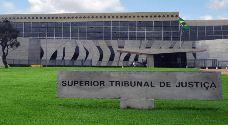 Advogados pedem ao STJ que prisão domiciliar de Queiroz se estenda a demais presos do grupo de risco para covid 19
