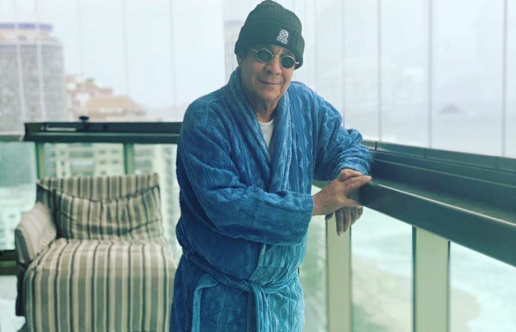 Após sucesso com foto de roupão Zeca Pagodinho diz que só usa telefone para ligações