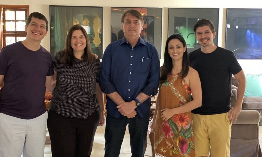 Após testar negativo para covid 19 Bolsonaro anda de moto e visita deputada Bia Kicis em Brasília