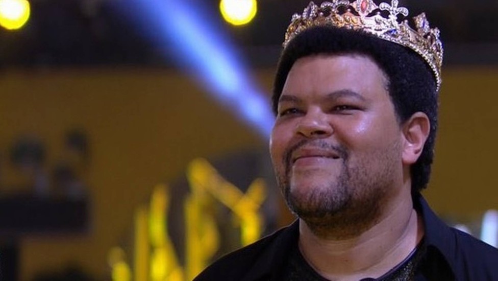 Ator Babu Santana se muda para mansão no Rio com dois andares e piscina
