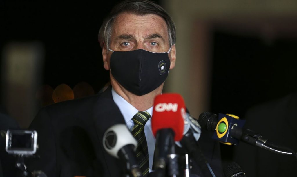 Bolsonaro dizia na frente de visitas que uso de máscara é coisa de viado