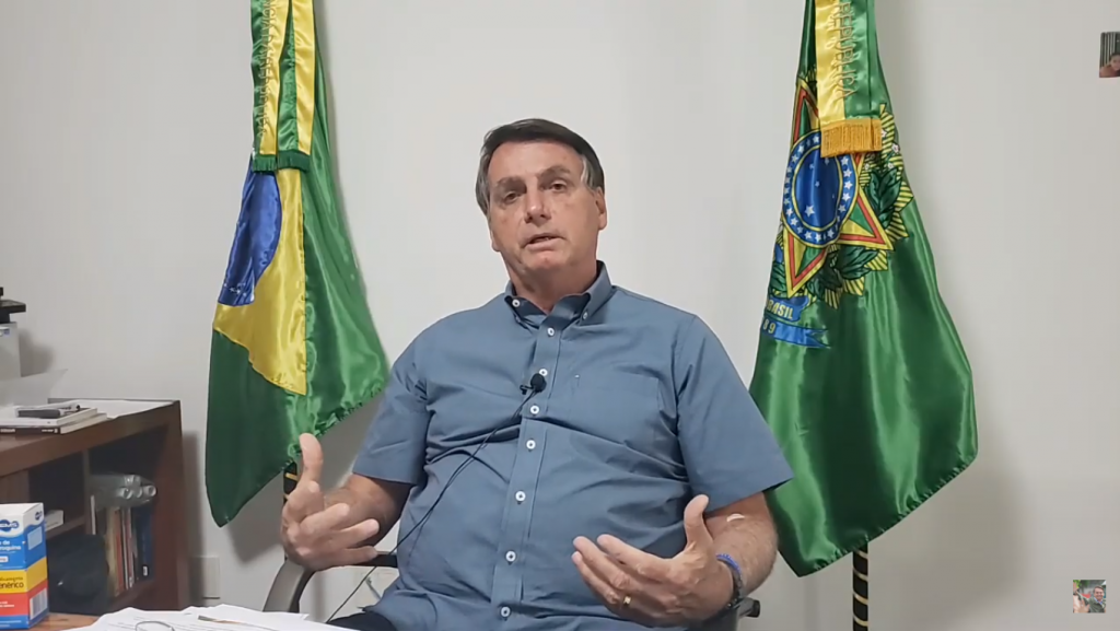 Bolsonaro faz live sozinho e volta a recomendar hidroxicloroquina