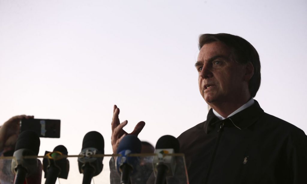 Bolsonaro sanciona MP que prevê suspensão de contratos e redução de jornada e salários