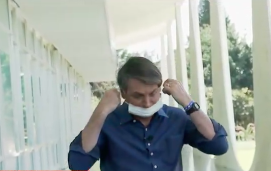 Bolsonaro tira máscara durante entrevista após confirmar que está com covid 19