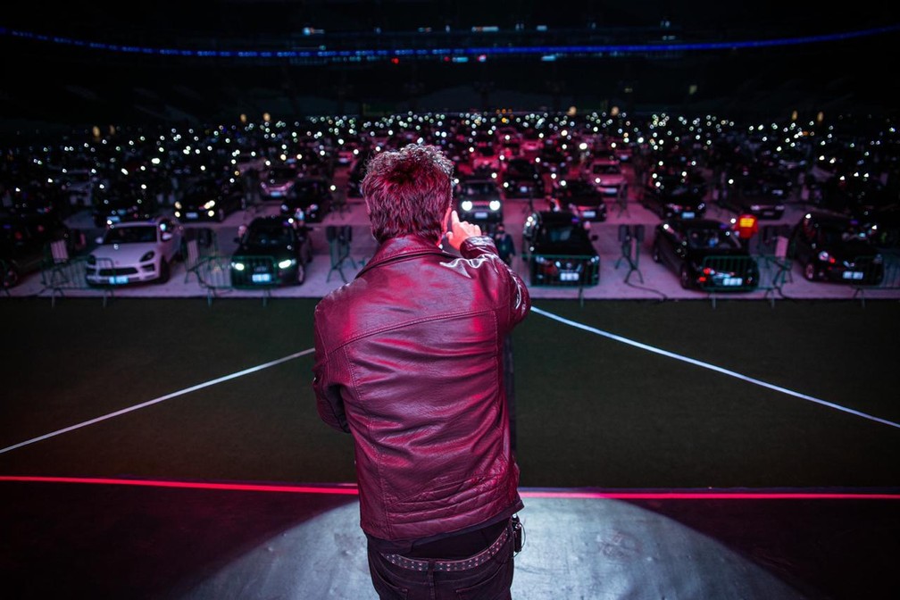 Cachês reduzidos e shows em formato drive in é a nova tendência do entretenimento