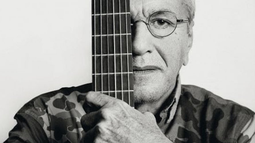 Caetano Veloso finalmente se rende e fará live para fãs no próximo mês