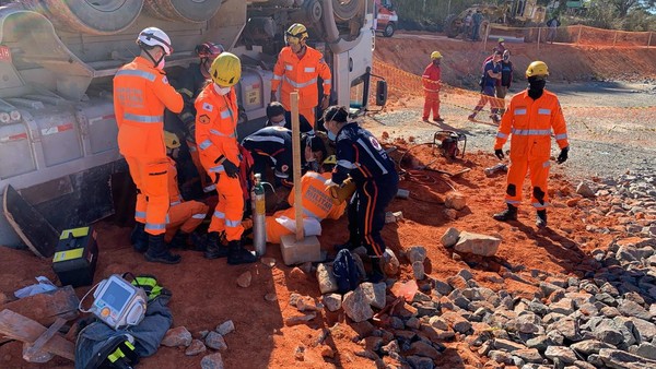 Caminhão carregado com terra cai sobre jovem que ajudava a manobrá lo