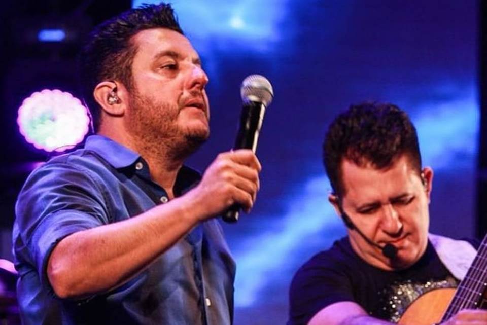 Cantor Bruno deixa web revoltada com piadas sobre gravidez de Flávia Viana veja vídeos
