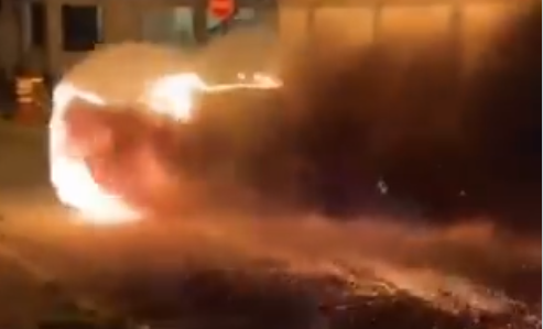 Carro desgovernado e em chamas assusta moradores veja vídeo