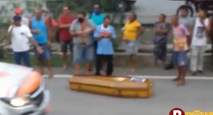 Carro funerário deixa caixão cair na rua e populares alertam motorista na Bahia