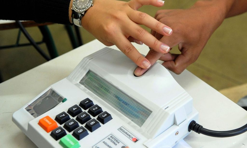 Centrão cresce em janela partidária antes das eleições enquanto esquerda perde prefeitos