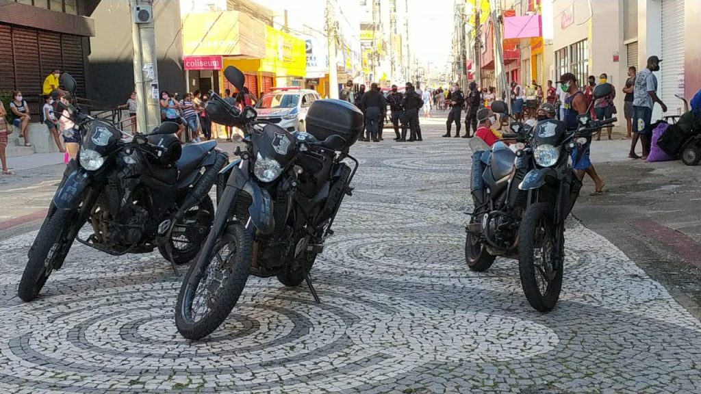 Com prejuízo de cerca de R 40 mil empresário descarta sapatos e bolsas estragados em Aracaju