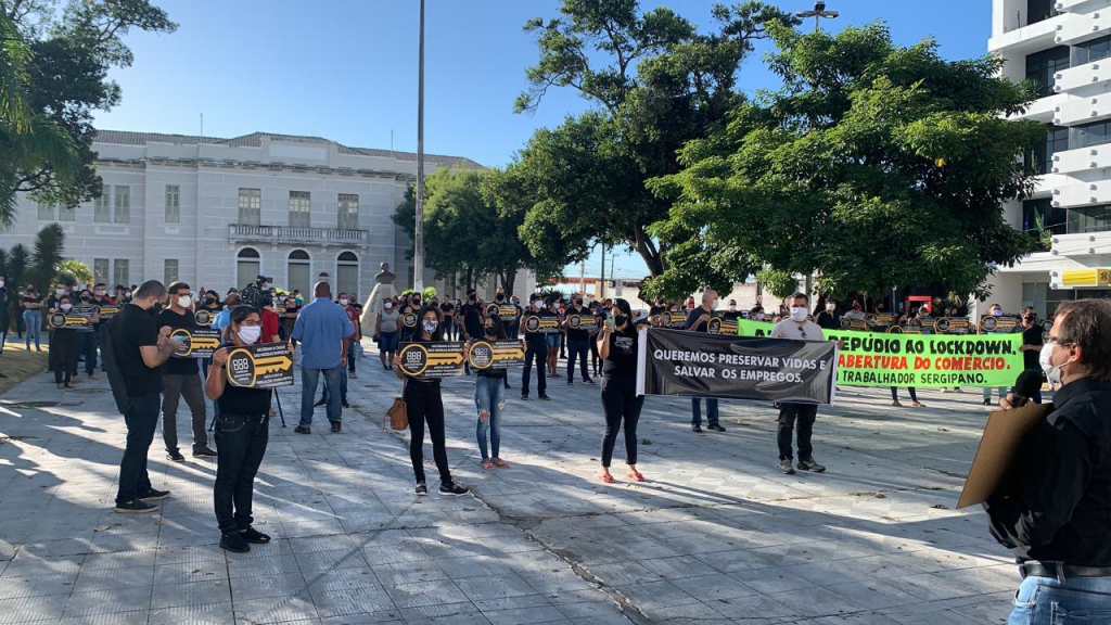 Contra suspensão de reabertura do comércio lojistas fazem manifestação no centro de Aracaju